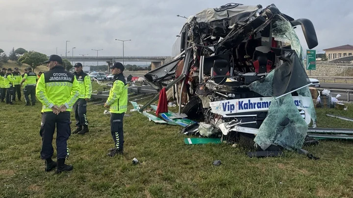 Yolcu otobüsü önce bariyere sonra tabelaya çarptı: 5'i ağır 15 yaralı