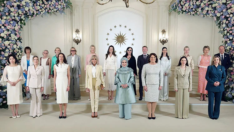 Emine Erdoğan'dan dijital platform uyarısı