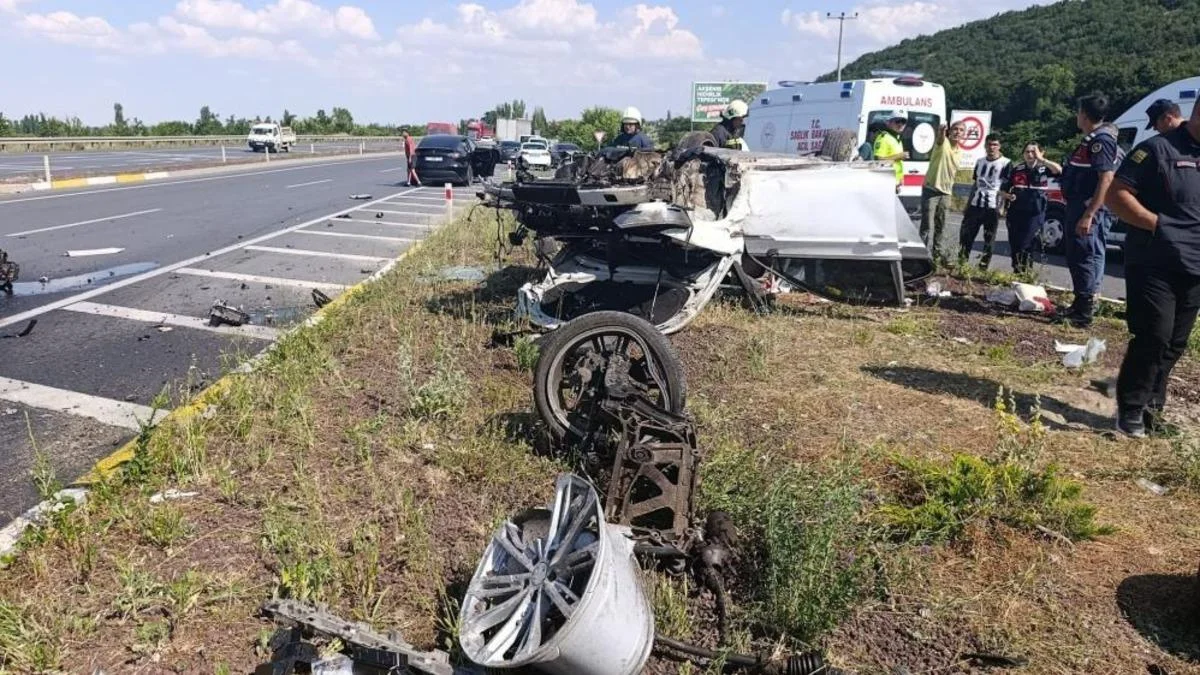 Konya’da refüje çarpan otomobil hurdaya döndü: 3 yaralı