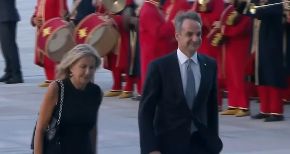 NATO resepsiyonunda dikkat çeken an: Miçotakis'e 'Ceddin Deden' marşlı karşılama