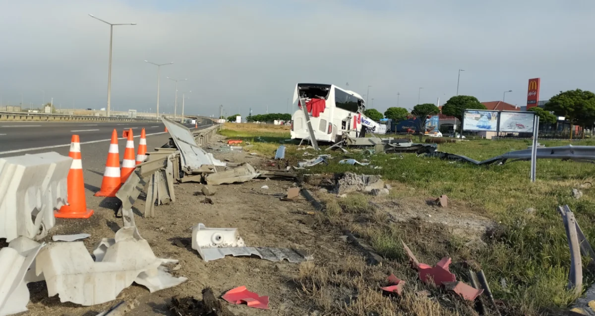 Yolcu otobüsü, bariyer ve tabelaya çarptı: 4'ü ağır, 13 yaralı