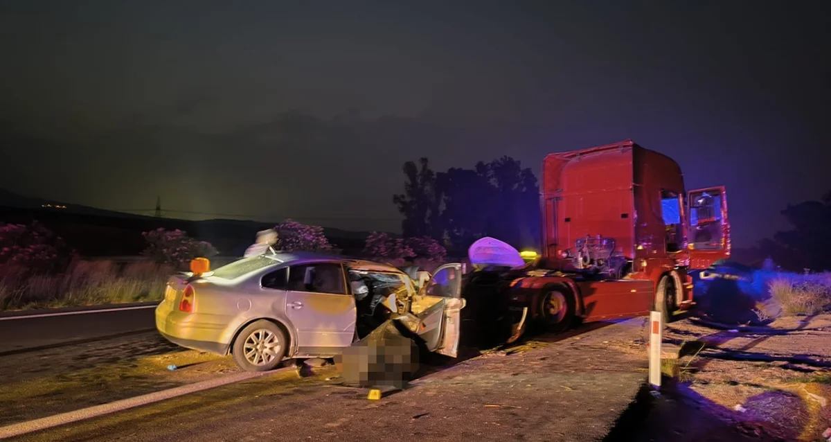 Otomobil tıra çarptı, 2 kişi feci şekilde can verdi