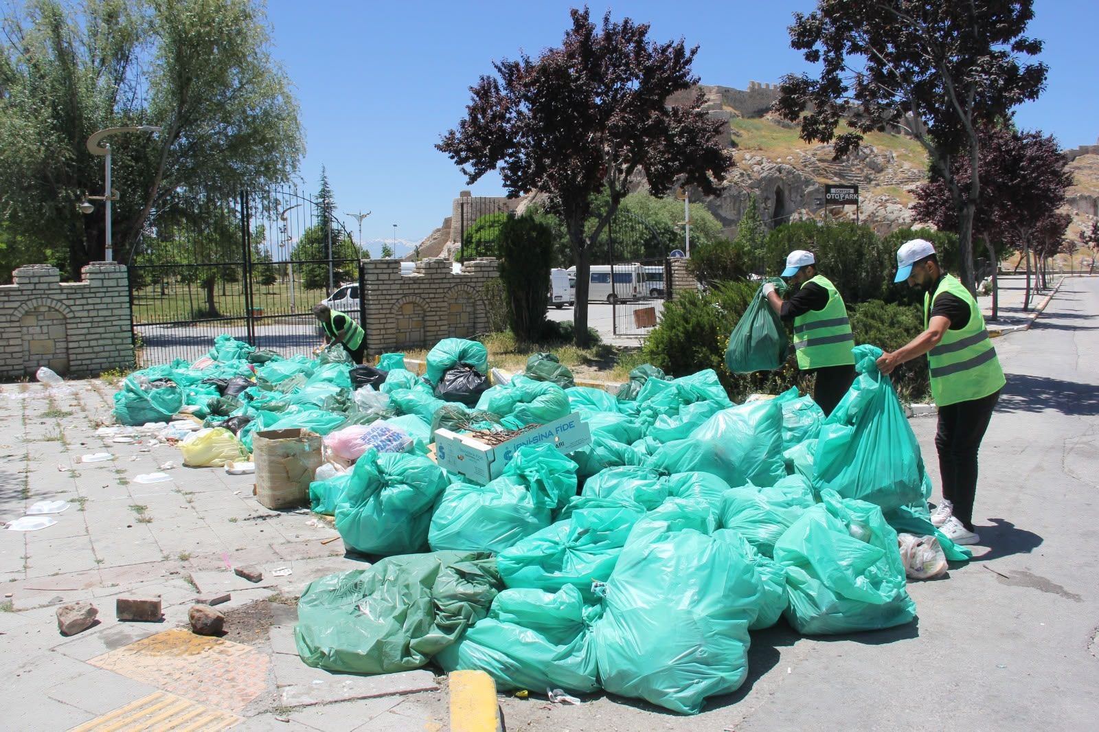 Van Atatürk Kültür Parkı’nda Piknikçiler 3 Ton Çöp Bıraktı