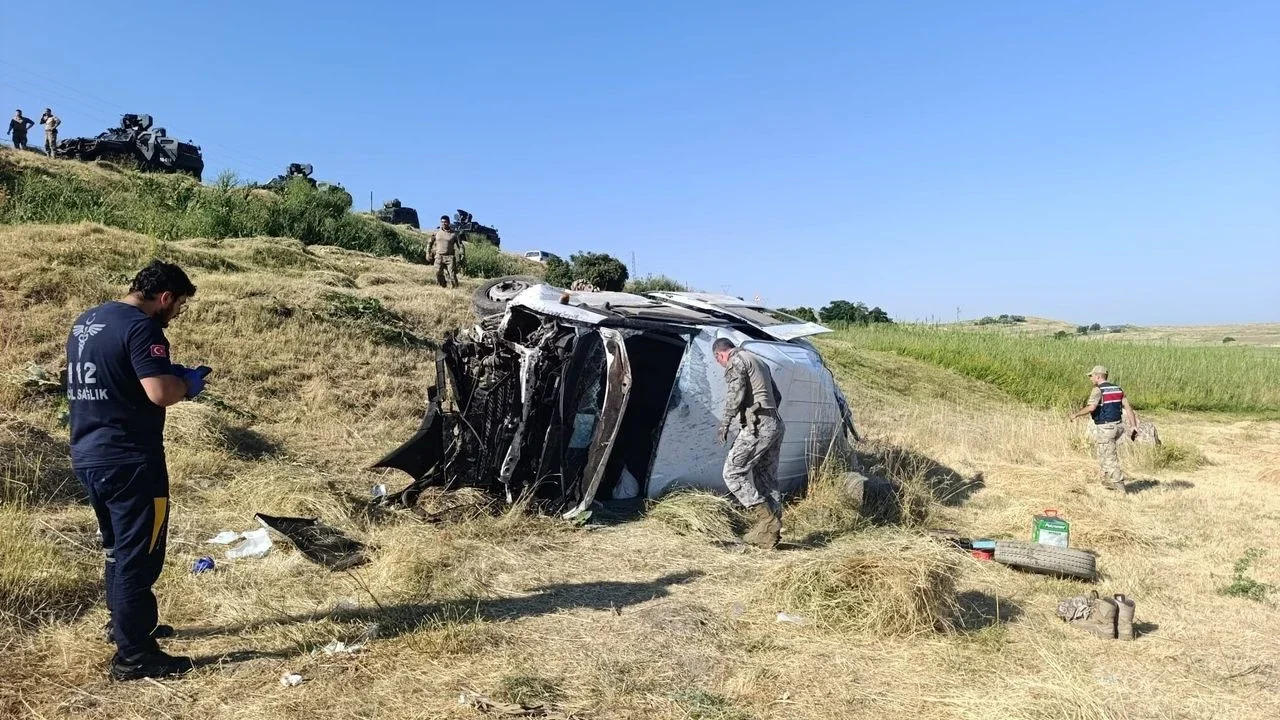 Askeri Personel Minibüsü Şarampole Yuvarlandı: 3 Yaralı