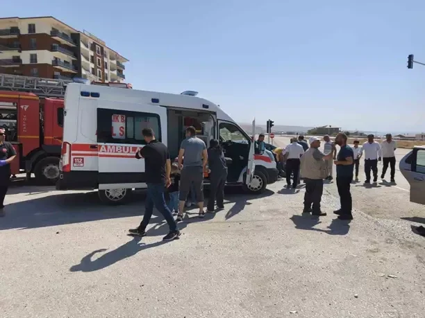 Van'da iki aracın çarpıştığı kazada 6 kişi yaralandı