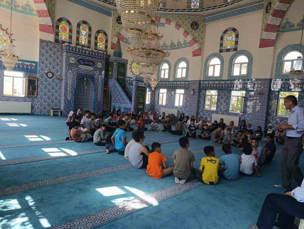 Edremit'te Yaz Kur'an Kursu öğrencilerine Hazret-i Peygamber semineri