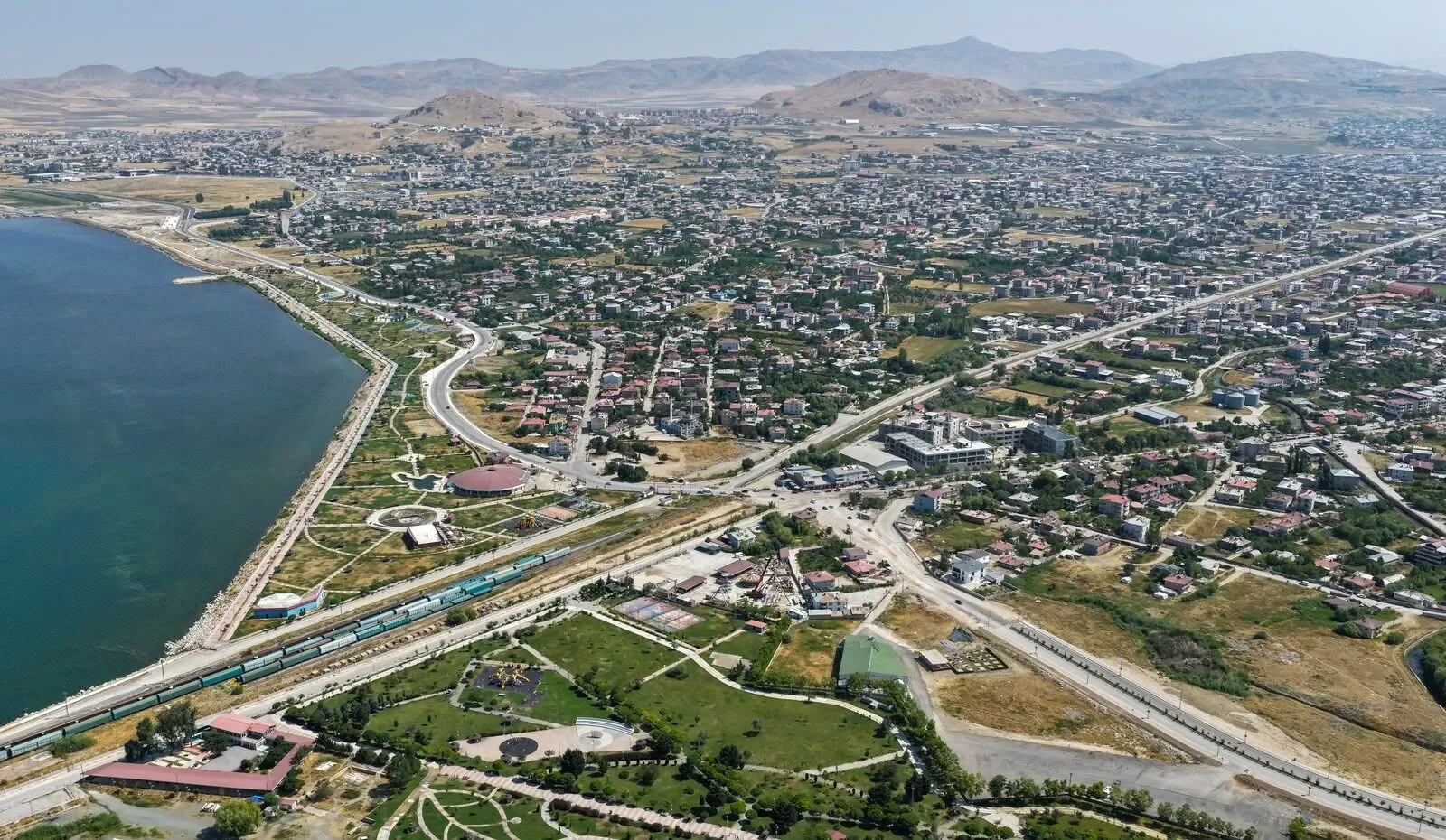 Van Sahil Yolu'nda üçüncü etap hız kesmiyor! Kavşak çalışmaları sürüyor