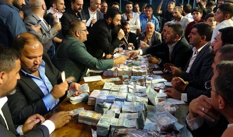 Van'da Brukan Aşireti'nin düğününde: 3 kilo altın, 12 milyon lira para takıldı