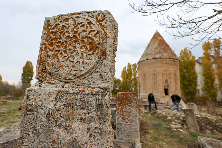 Gevaş Selçuklu Mezarlığı'nda 700 Yıllık Gün Yüzüne Çıkarıldı!