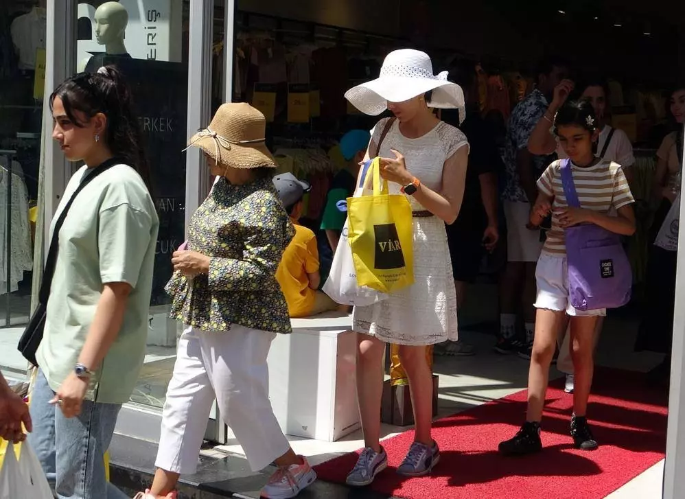 İranlı Turistler Van’ın Esnafına Can Suyu Oluyor