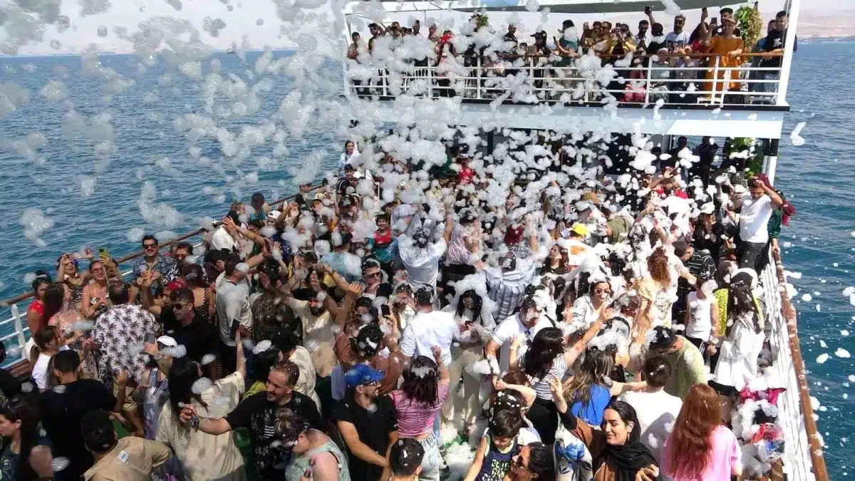 İranlı Turistler Van Gölü’nde Köpük Partisiyle Eğleniyor