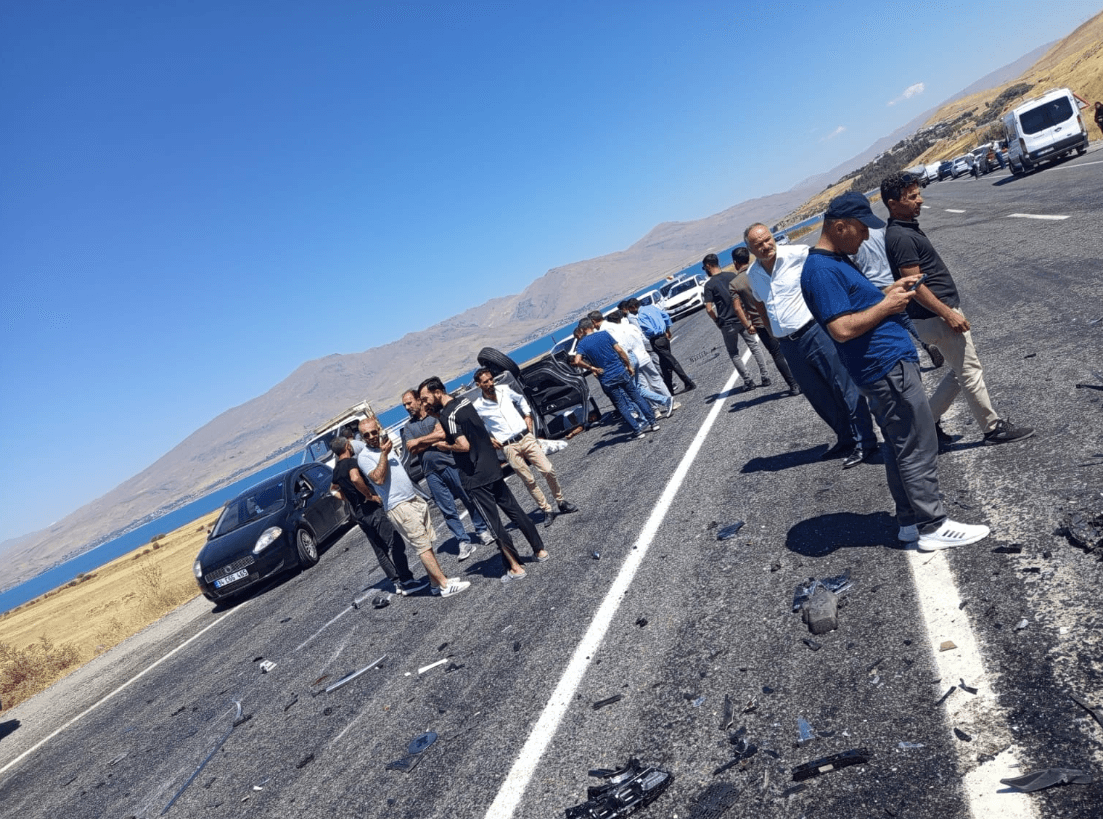 Erciş Yolunda Korkunç Kaza: İki Kişi Hayatını Kaybetti