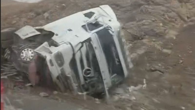 Van Başkale'de Kaza: 2 Tır Kafa Kafaya Çarpıştı!