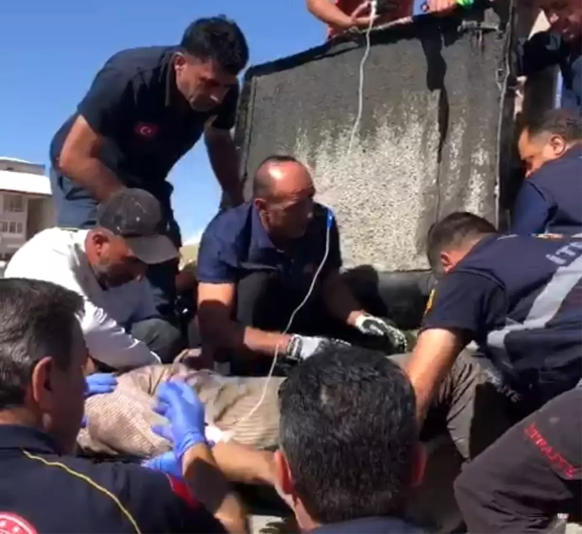 Edremit'te Beton Pompasına Ayağı Sıkışan İşçi Kurtarıldı