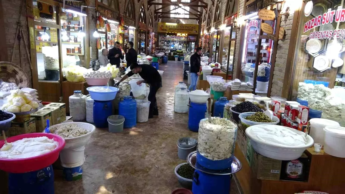 Van'ın Tescilli Otlu Peyniri Kış İçin Hazırlanıyor