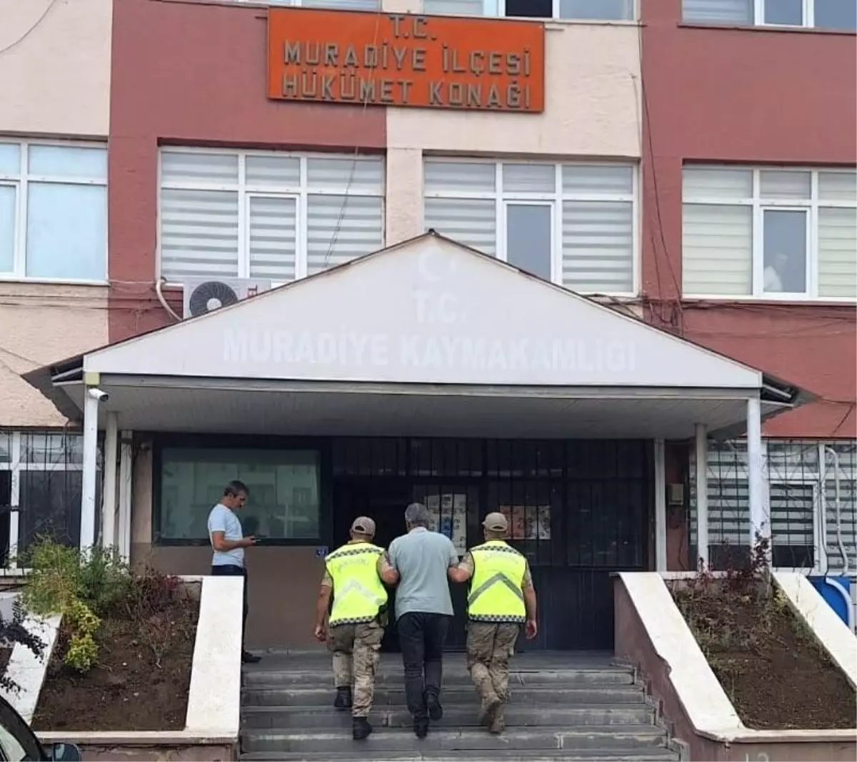 Muradiye'de Kaçak Göçmen Operasyonu: 5 Kişi Yakalandı