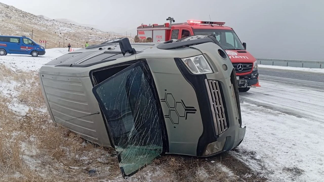 Muradiye’de Kamyonet Takla Attı: 3 Yaralı