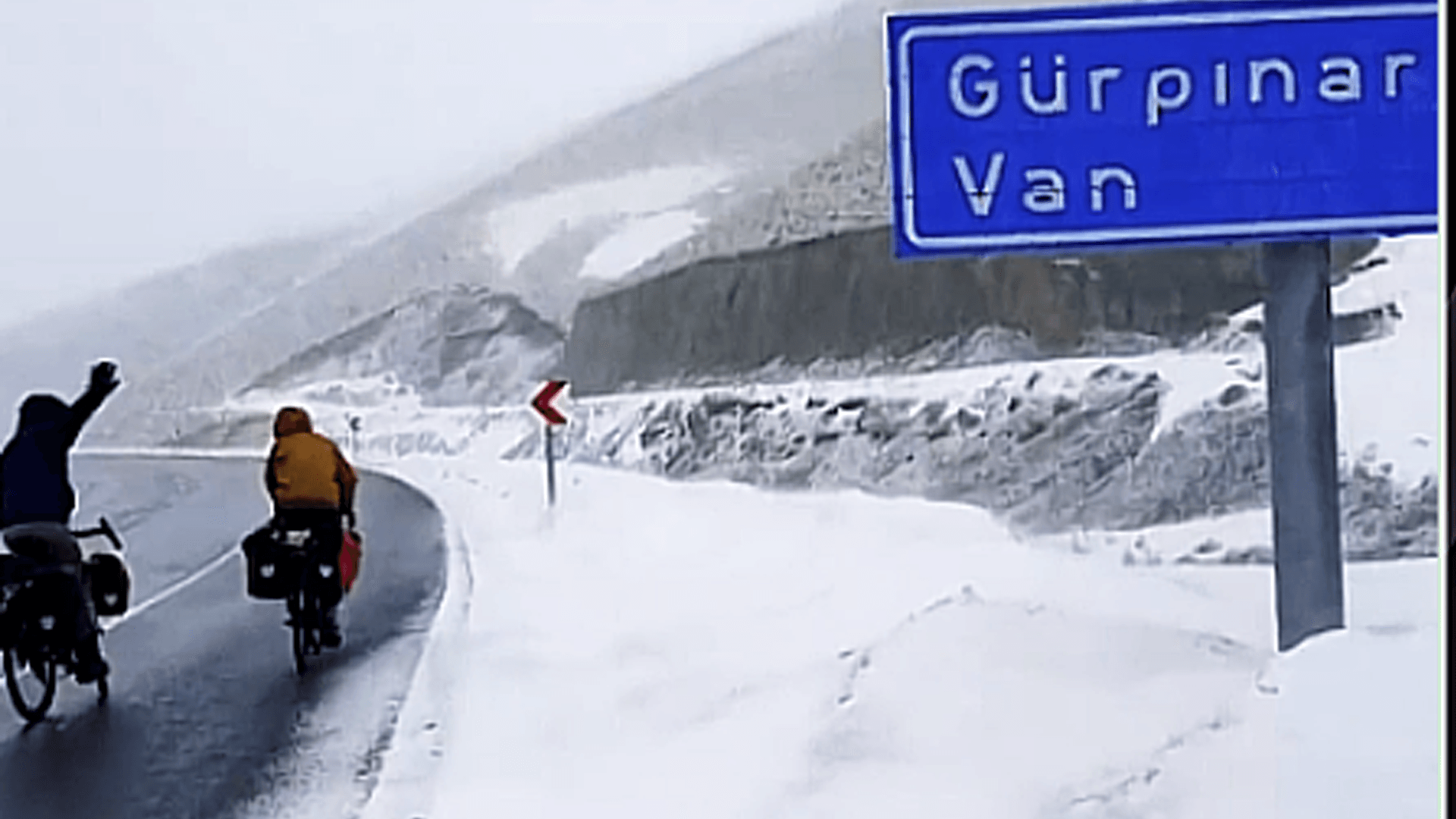 Fransa'dan Yola Çıkan Çift, Van'da Kar Fırtınasına Yakalandı