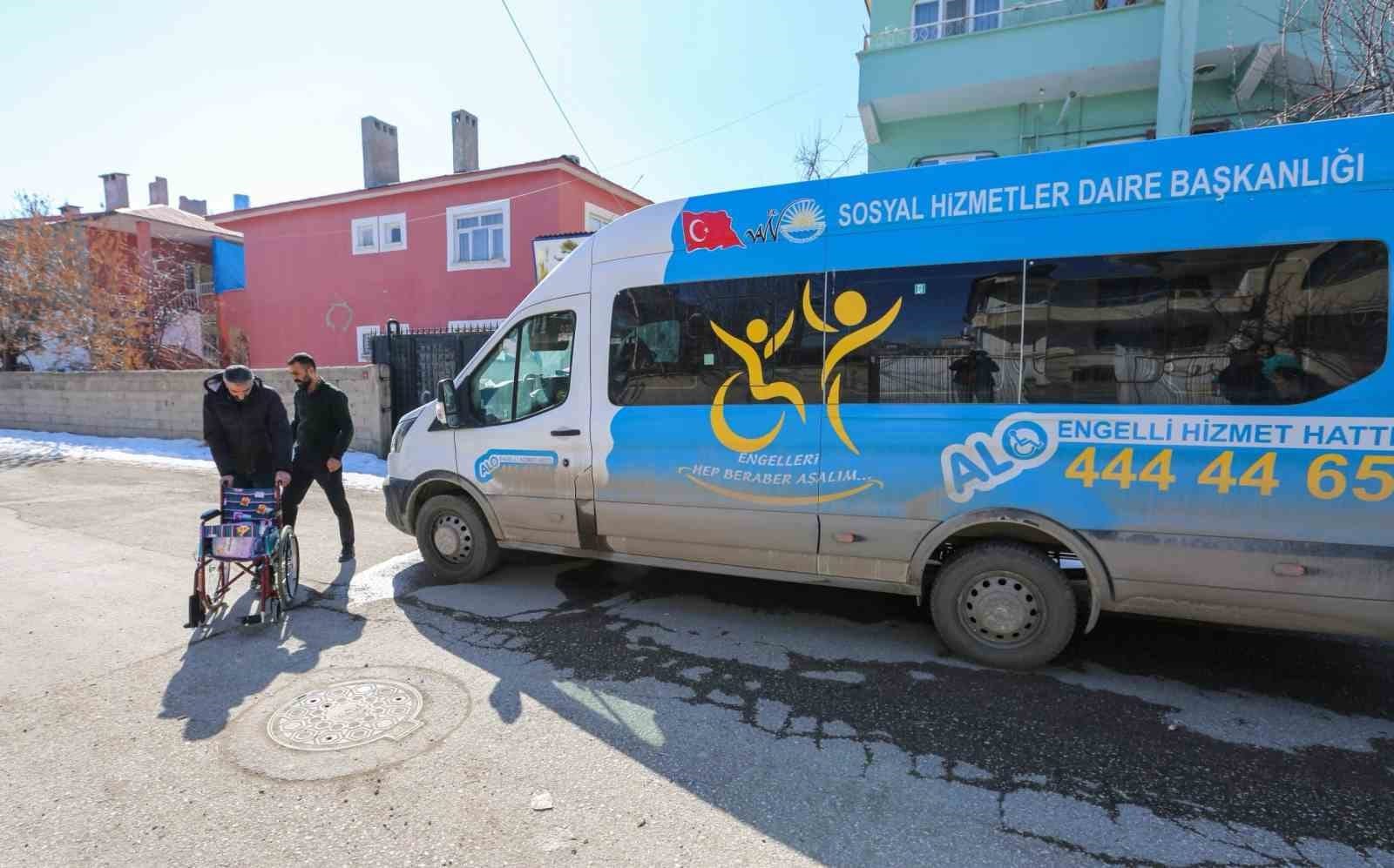 Van'da Engelli Vatandaşlara Tekerlekli Sandalye Desteği