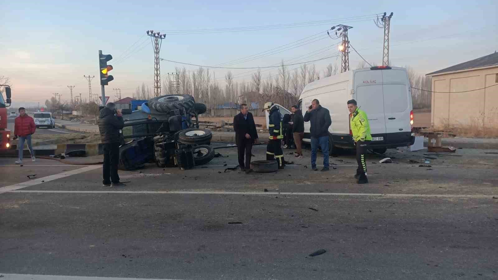 Erciş’te Traktör ve Minibüs Çarpıştı: 2 Yaralı