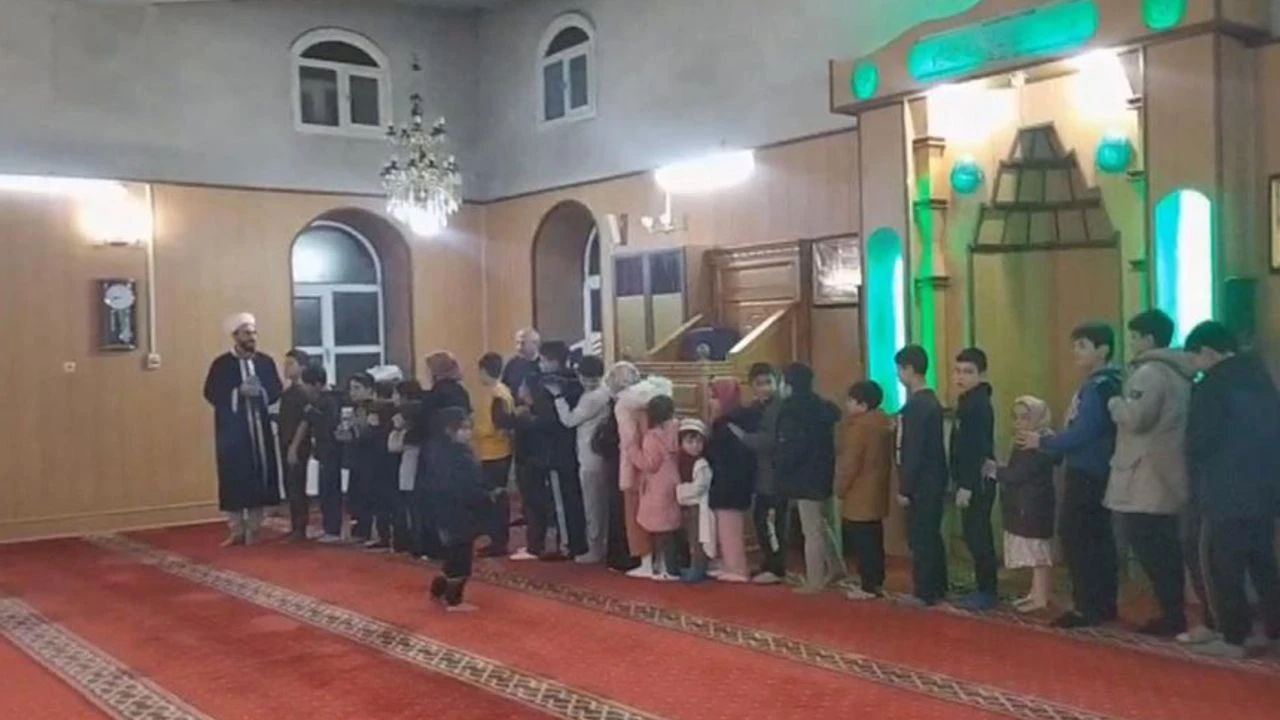 Van'da Çocuklara Ramazan Neşesi: Teravih Trenine Katılım Artıyor