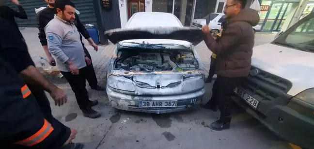 İpekyolu'nda Park Halindeki Otomobilin Motoru Yangın Yaktı
