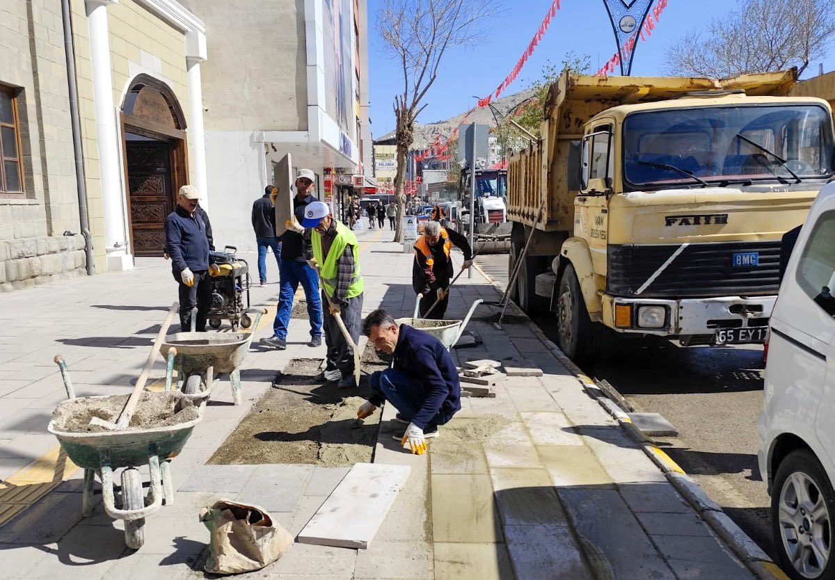 Van Büyükşehir Belediyesi, Kent Genelinde Yol ve Altyapı Çalışmalarına Devam Ediyor