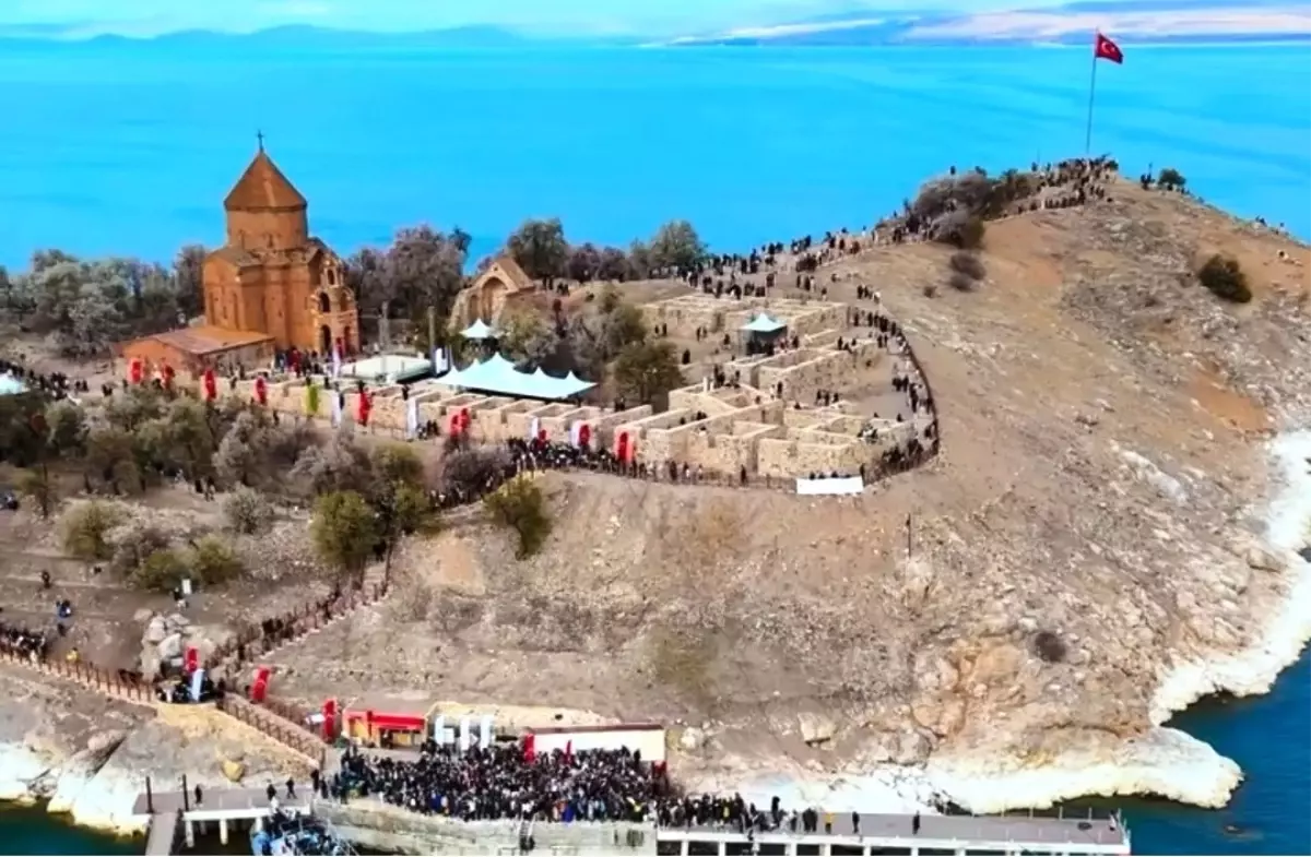Akdamar Adası Badem Çiçeği Festivali’nde Rekor Katılım!