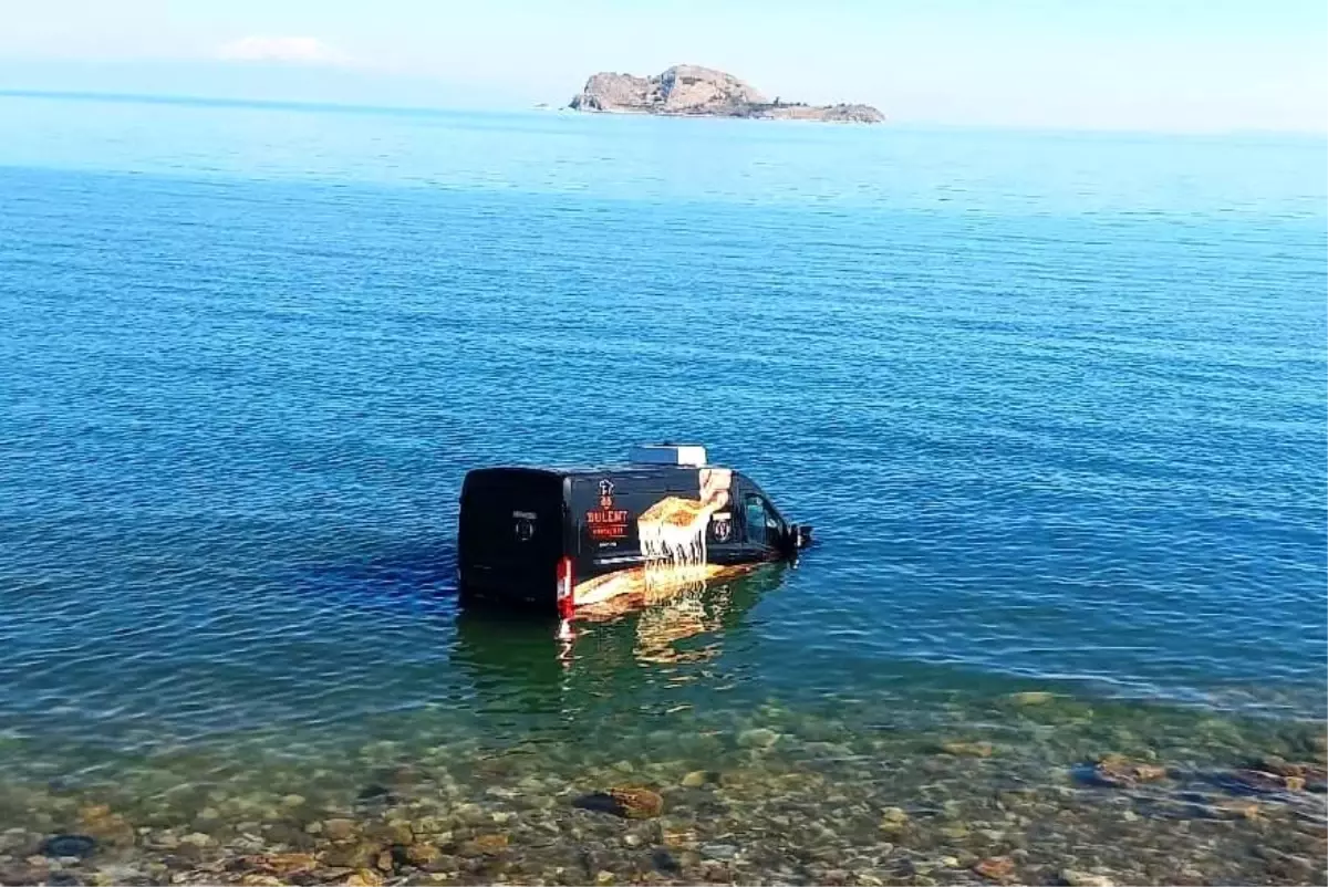 Gevaş’ta Bir Minibüs Van Gölü’ne Uçtu: 1 Yaralı