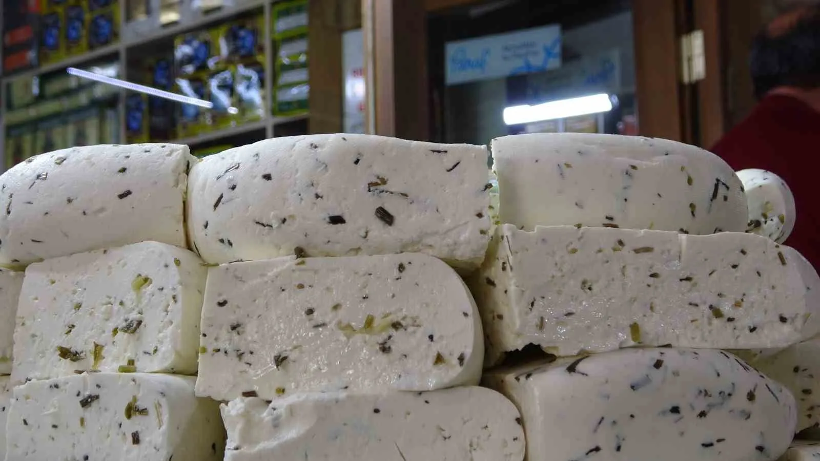 Van’ın Tescilli Lezzeti Taze Otlu Peynir Tezgâhlarda: Fiyatlar Değişmedi