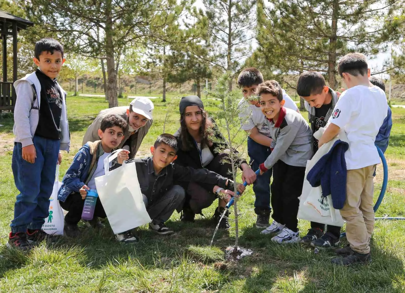 Van'da Miniklerden Geleceğe Nefes: Fidanlar Toprakla Buluştu