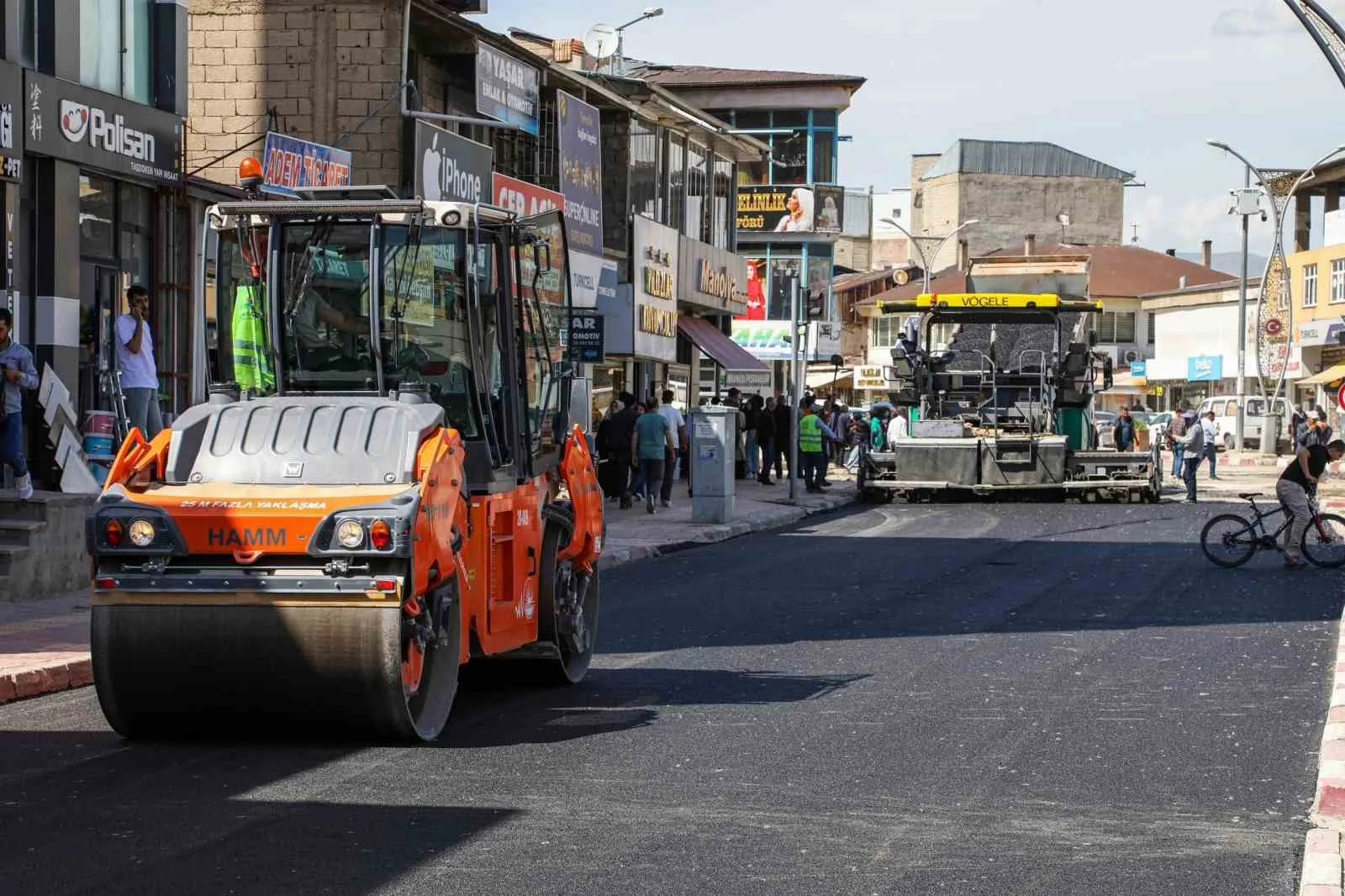 Erciş’te Sıcak Asfalt Mesaisi Başladı
