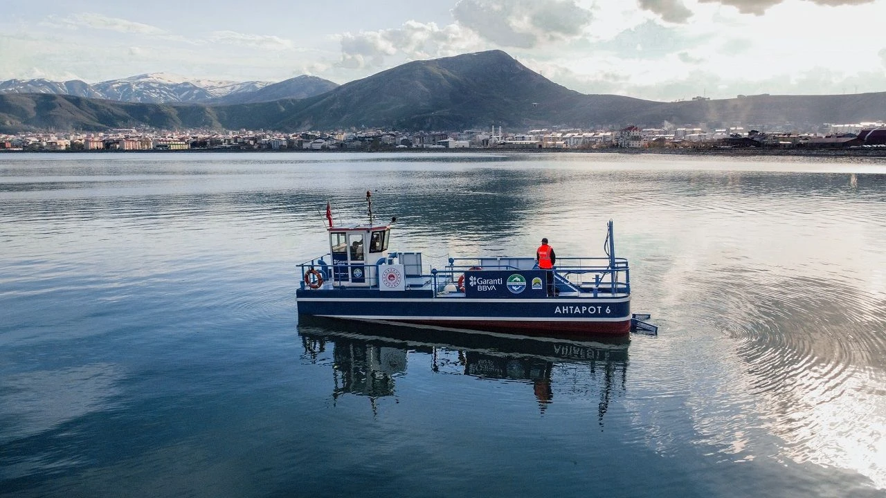 Van Gölü’nde Mavi Nefes Sezonu Başladı: Ahtapot Temizliği
