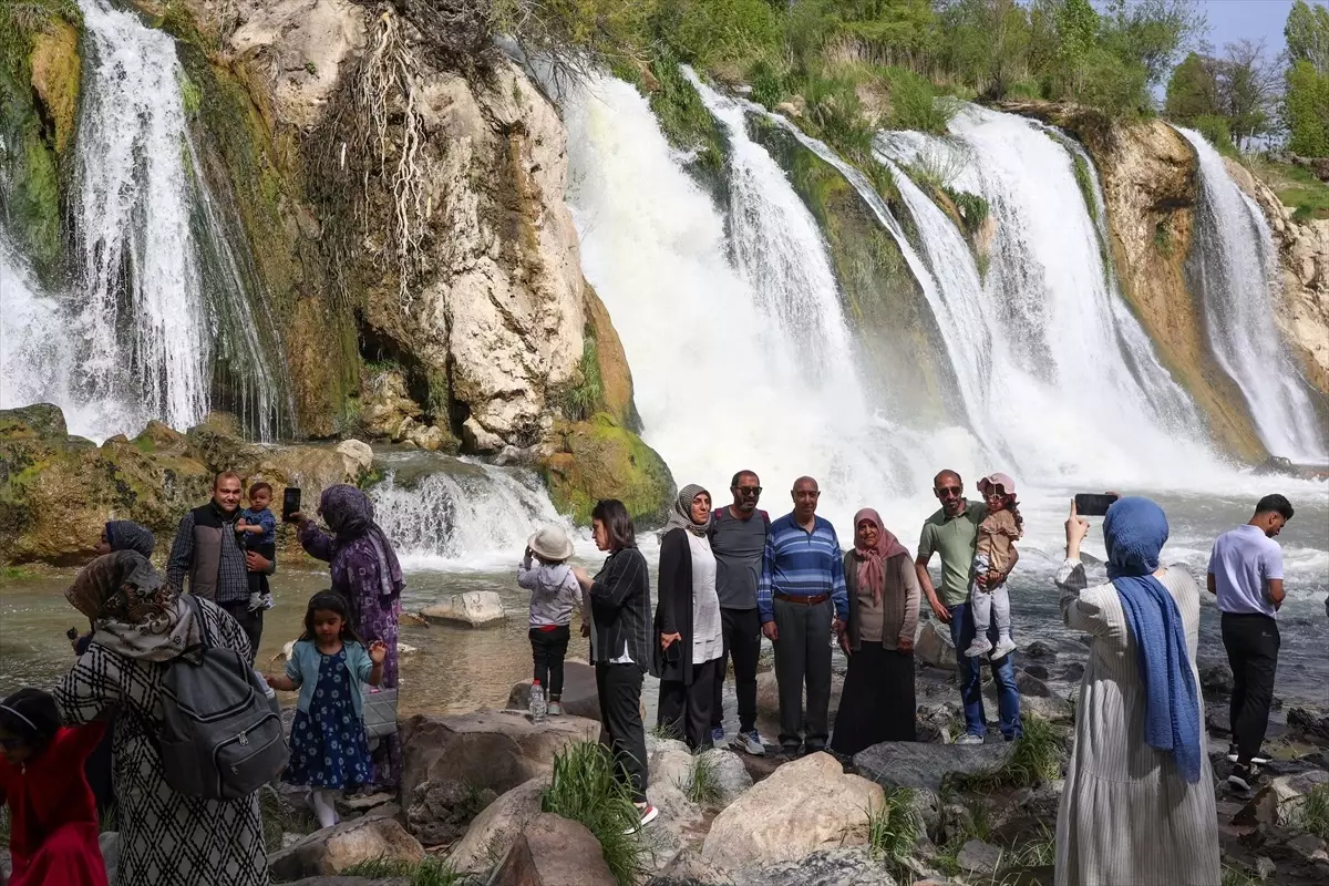 Muradiye Şelalesi coştu, ziyaretçi akını başladı!