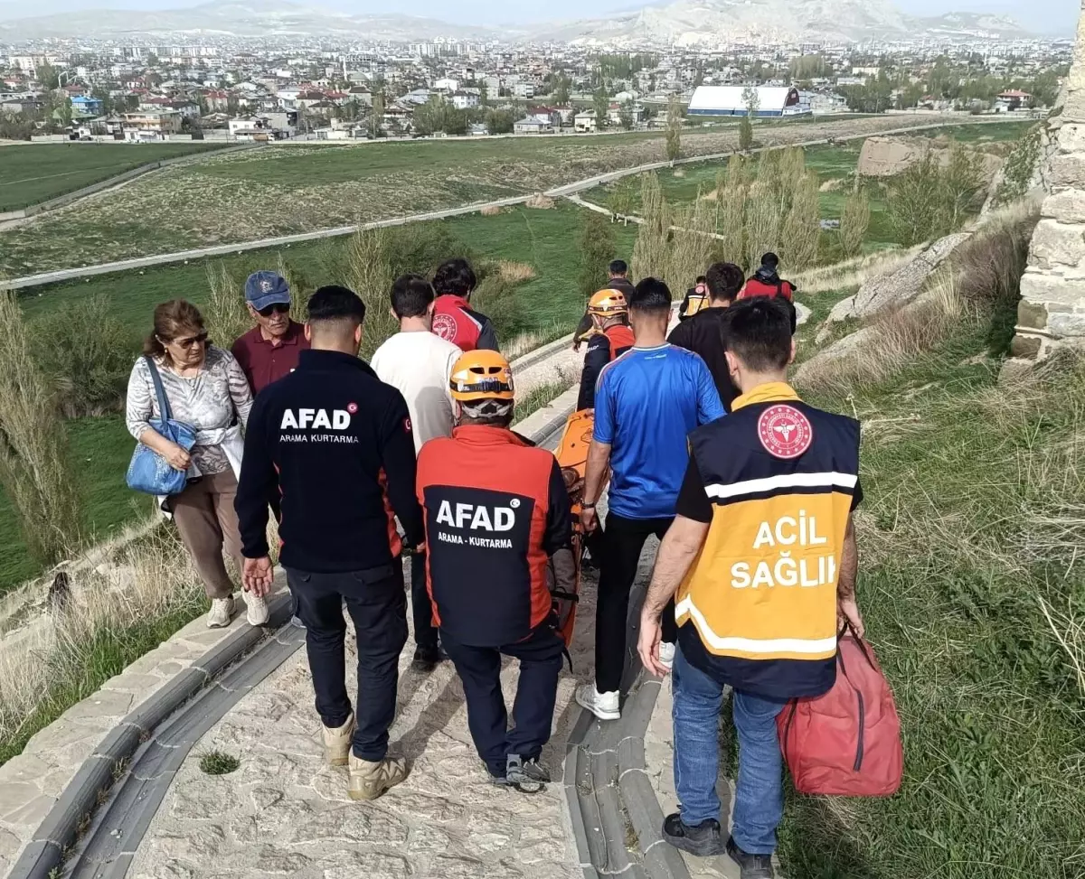 Van Kalesi'nde Gezintiye Çıkan Yaşlı Kadın Kayalıklardan Düştü!