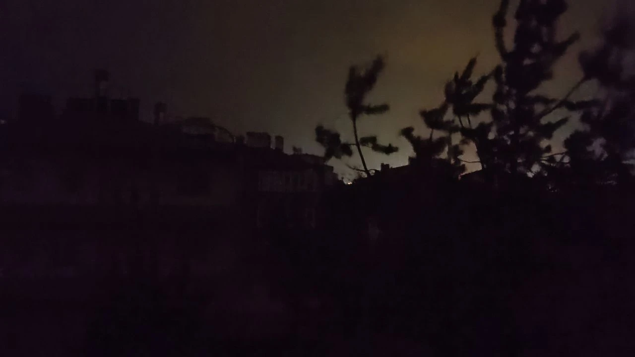 Van'da Şiddetli Fırtına: Kent Karanlığa Gömüldü