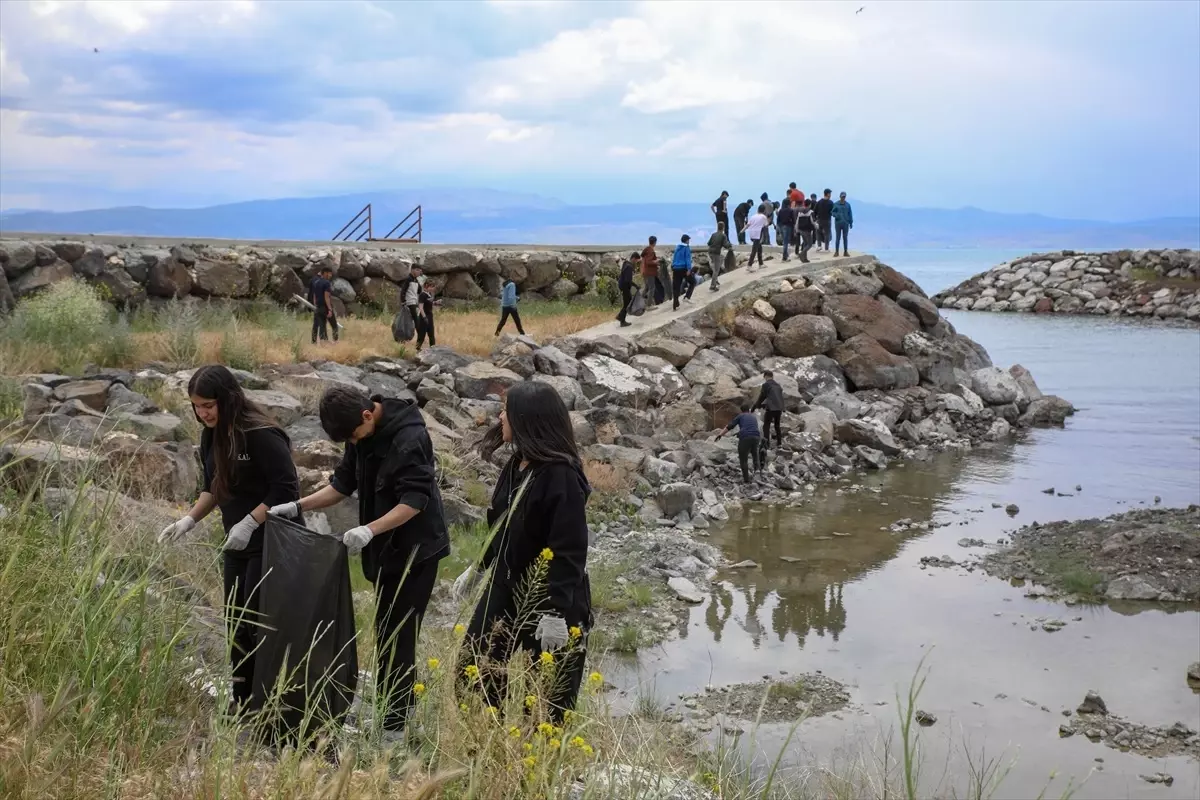 Van Gölü Sahilinde 500 Öğrenci Temizlik Yaptı: “Başka Gölümüz Yok!”