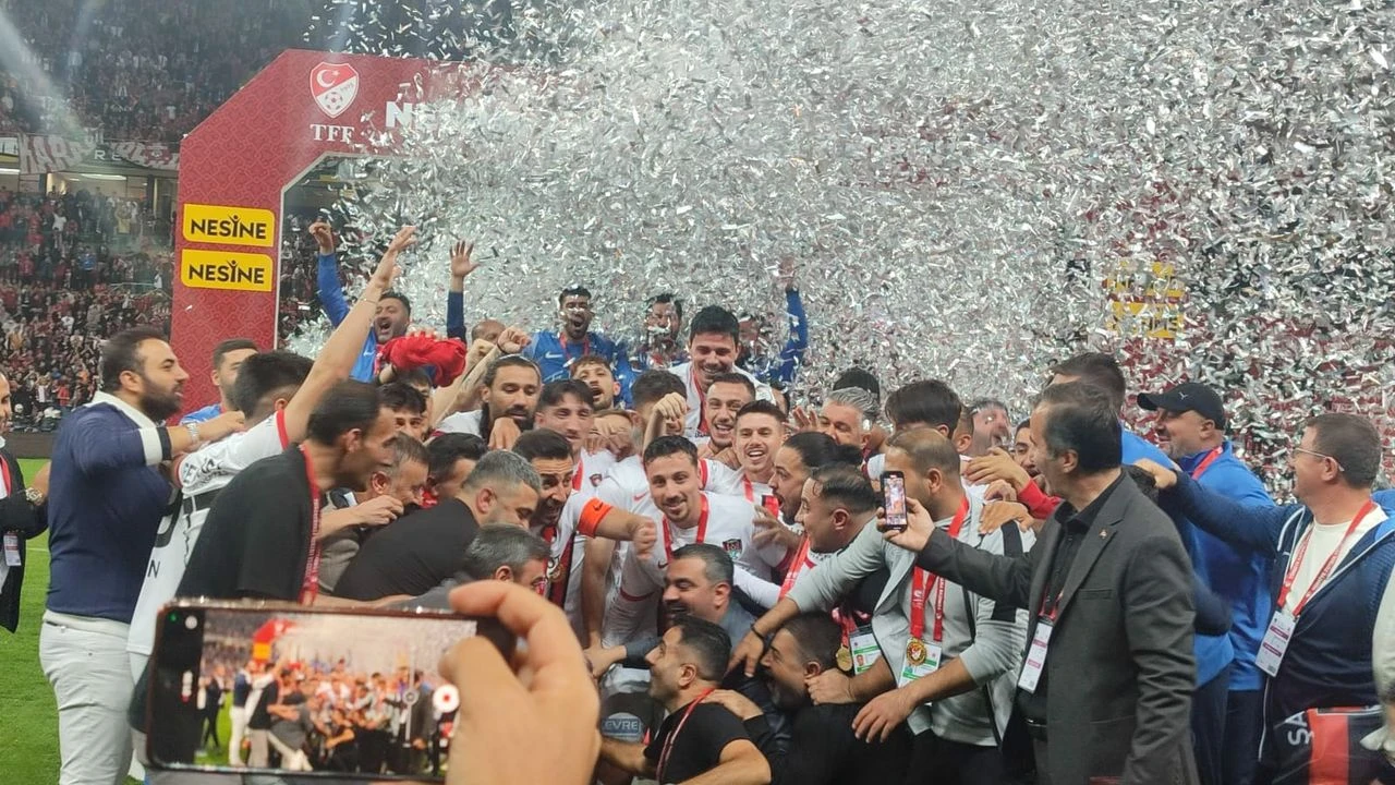 Van’da Tarihi Gece: Vanspor 1. Lig’e Yükseldi, Kent Ayakta!