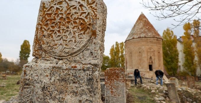 Gevaş Selçuklu Mezarlığı’nda 700 Yıllık Gün Yüzüne Çıkarıldı!
