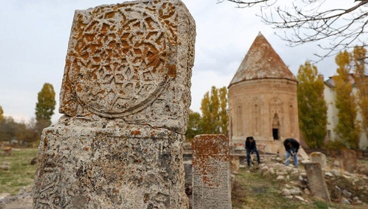 Gevaş Selçuklu Mezarlığı’nda 700 Yıllık Gün Yüzüne Çıkarıldı!