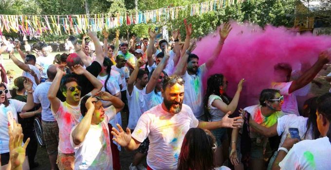 İranlı Turistler Van’da Boya ve Su Festivalinde Eğlendi