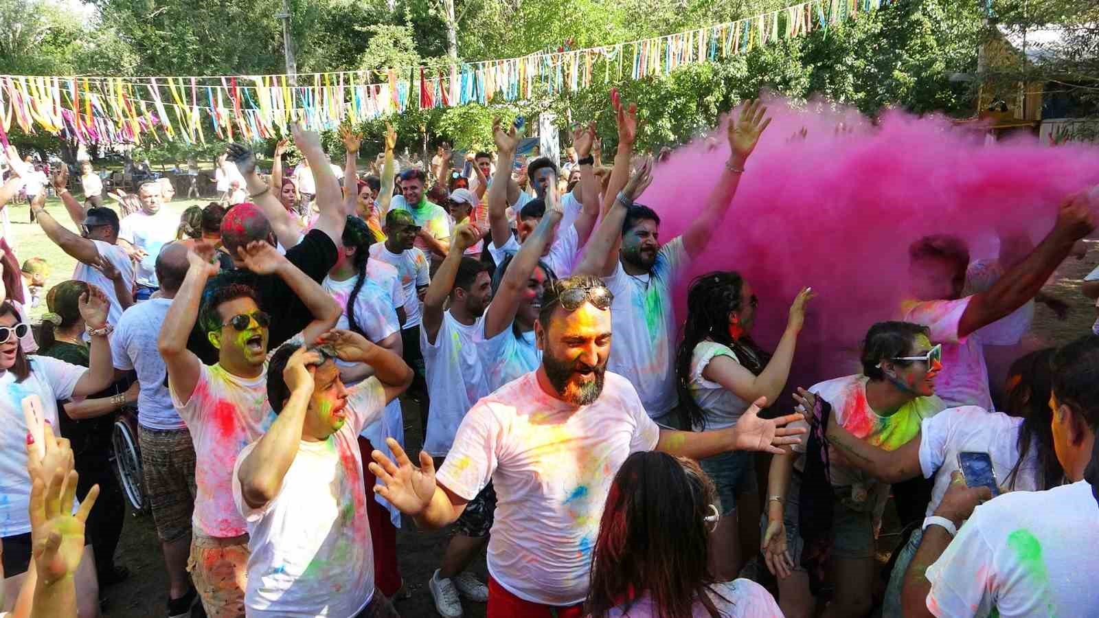 İranlı Turistler Van’da Boya ve Su Festivalinde Eğlendi