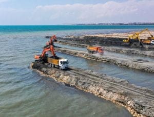 Van Gölü’nde 1 milyon 950 bin metreküp balçık ve dip çamuru çıkarıldı.