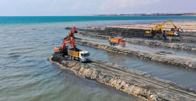 Van Gölü’nde 1 milyon 950 bin metreküp balçık ve dip çamuru çıkarıldı.