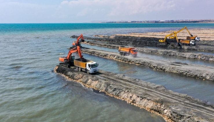 Van Gölü’nde 1 milyon 950 bin metreküp balçık ve dip çamuru çıkarıldı.