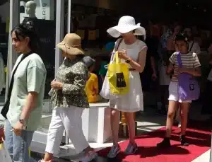 İranlı Turistler Van’ın Esnafına Can Suyu Oluyor