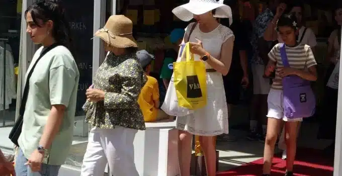 İranlı Turistler Van’ın Esnafına Can Suyu Oluyor