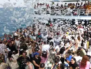 İranlı Turistler Van Gölü’nde Köpük Partisiyle Eğleniyor