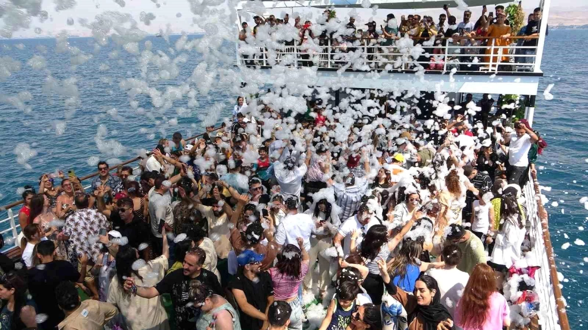 İranlı Turistler Van Gölü’nde Köpük Partisiyle Eğleniyor