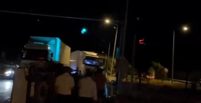 Muş-Bitlis Karayolunda Tır ve Pikap Çarpıştı: 2 Yaralı